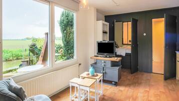 1 slaapkamer, een strijkplank/strijkijzer, wifi