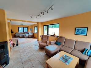 Tv, eldstad, bordsfotboll och en stereo