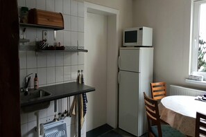 Kühlschrank, Mikrowelle, Herdplatte, Wasserkocher mit Kaffee-/Teezubehör