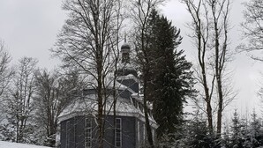 A snow-covered building surrounded by trees. - Cosy holiday home near the ski lift (Altenfeld)