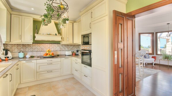 Kühlschrank, Mikrowelle, Ofen, Geschirrspüler