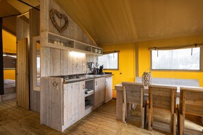 Fridge, stovetop, coffee/tea maker - Safari Tent Near Lauwersmeer Park (Vierhuizen)
