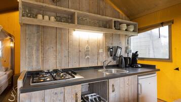 Refrigerador, placa de cocina, cafetera/tetera