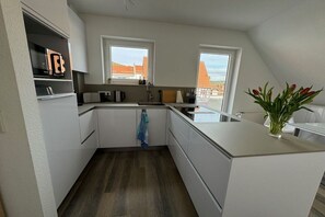 Fridge, microwave, stovetop, dishwasher - Holiday home with castle-view (Treffurt)