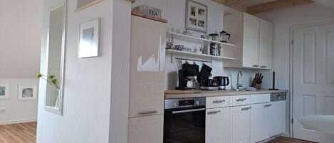 Uuni, liesi, astianpesukone, kahvin-/teenkeitin