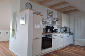 Ofen, Herdplatte, Geschirrspüler, Wasserkocher mit Kaffee-/Teezubehör