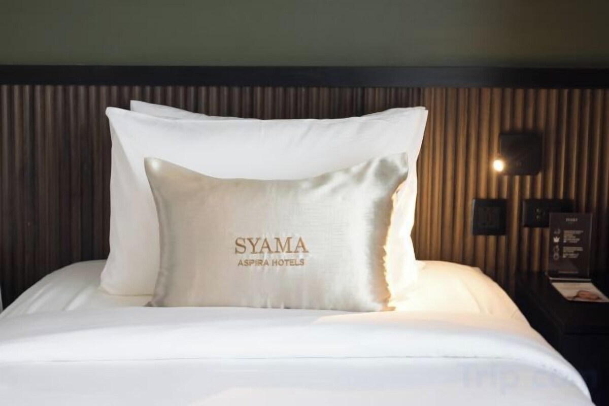 Desk, WiFi (free), individually furnished, bed sheets