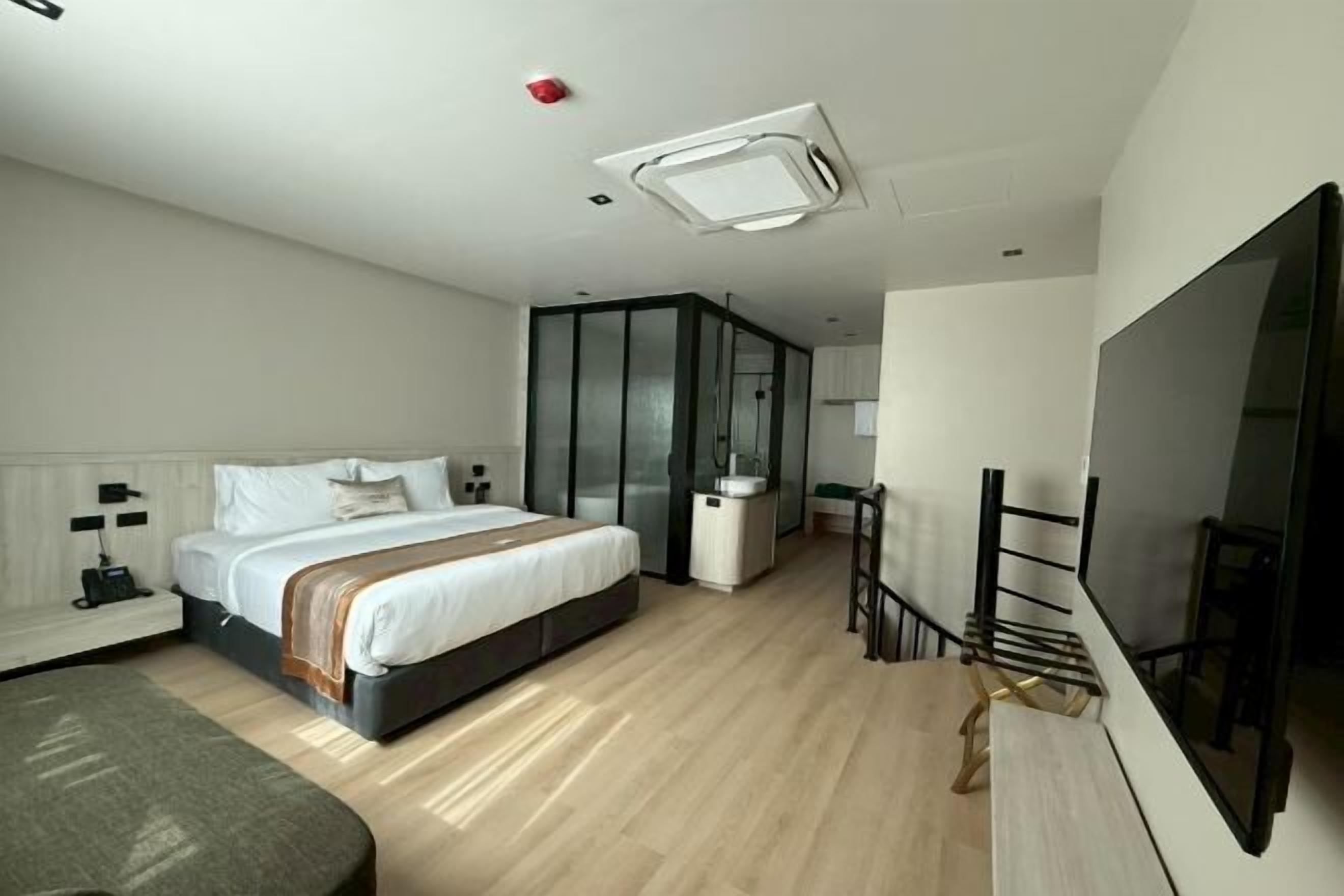 Muebles diferentes, escritorio, wifi gratis y ropa de cama 