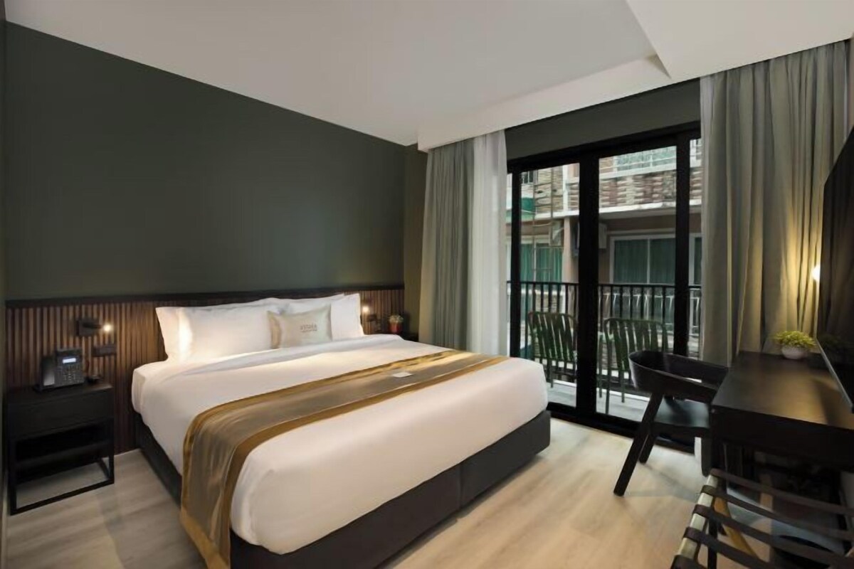 Desk, WiFi (free), individually furnished, bed sheets