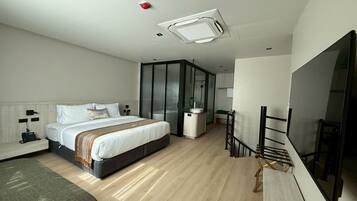 Duplex Suite | Mobiliario individual, escritorio, wifi gratis y ropa de cama