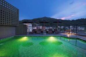 Una piscina al aire libre