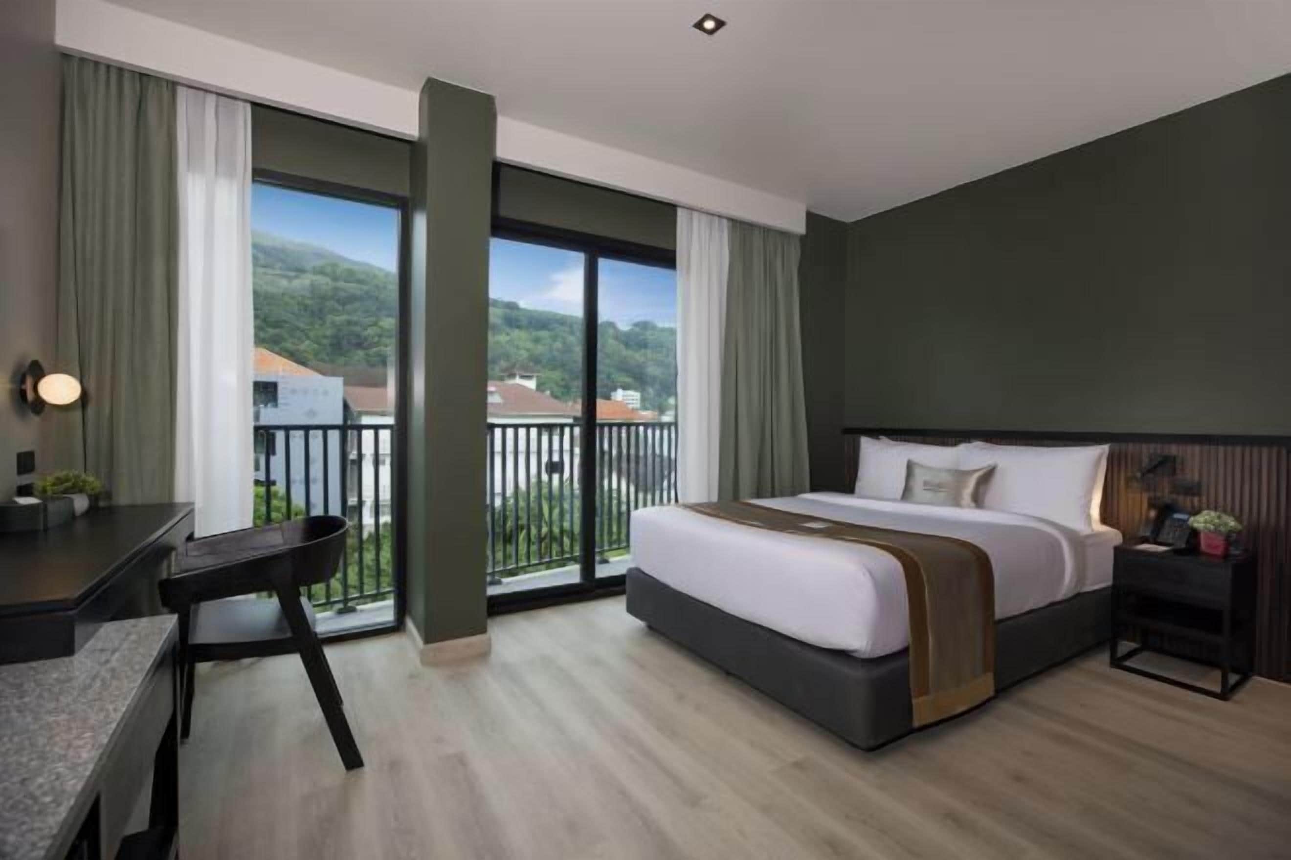 Muebles diferentes, escritorio, wifi gratis y ropa de cama 