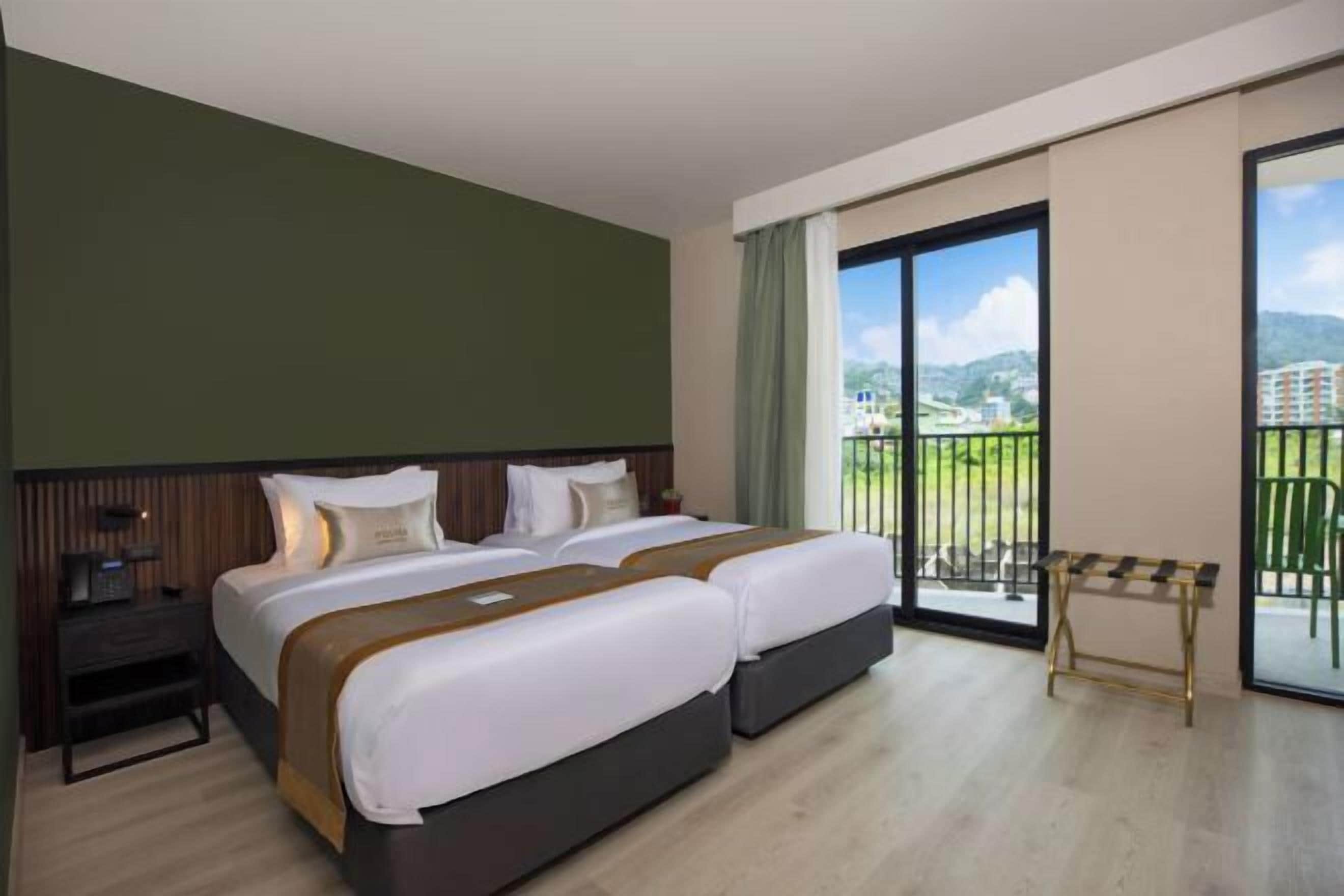 Muebles diferentes, escritorio, wifi gratis y ropa de cama 