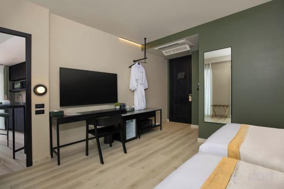 Desk, WiFi (free), individually furnished, bed sheets
