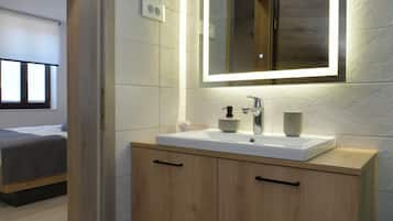 Douche, sèche-cheveux, serviettes fournies, savon