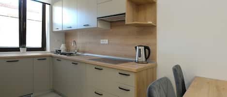 Réfrigérateur, surface de cuisson, lave-vaisselle, bouilloire électrique