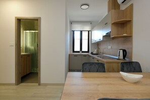 Fridge, stovetop, dishwasher, electric kettle