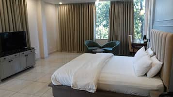 Deluxe Room | Premium bedding, down comforters, memory foam beds, in-room safe