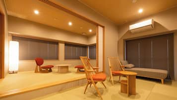 Suite de luxe, vistes a la ciutat | 1 dormitori, caixa forta a l'habitació, wifi gratuïta i roba de llit