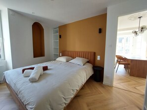 1 habitación, tabla de planchar con plancha, wifi gratis y ropa de cama