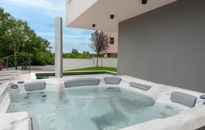 Bain à remous extérieur