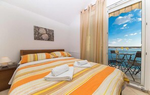 2 bedrooms, travel crib, free WiFi