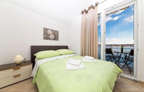 2 bedrooms, travel crib, free WiFi, bed sheets