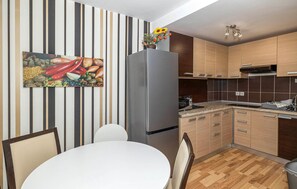 Fridge, stovetop, coffee/tea maker