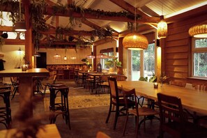 Dining - Wolderwijd Lake Glamping Tent (Zeewolde)