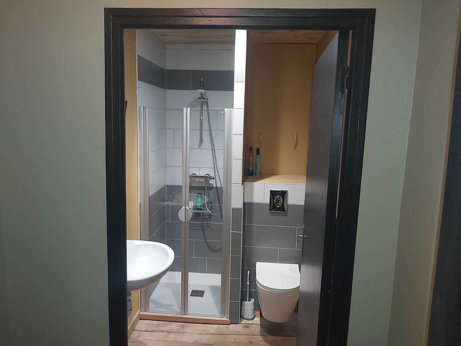Een douche, een haardroger, handdoeken, zeep