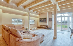 Smart-TV, Kamin, Tischtennisplatte