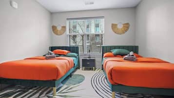 2 dormitoris, escriptori i planxa i posts de planxar