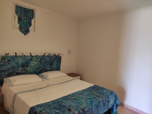 2 slaapkamers, een strijkplank/strijkijzer, beddengoed