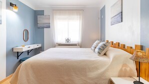 A bedroom with a bed, bedside table, lamp, and a window with curtains. - Alba de la Luna Apartment (Albuñol)
