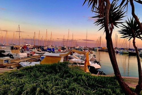 Charming 3-bedroom villa with A/C, WIFI, Steps to Beach, Parking