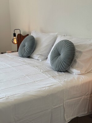3 habitaciones, escritorio y tabla de planchar con plancha