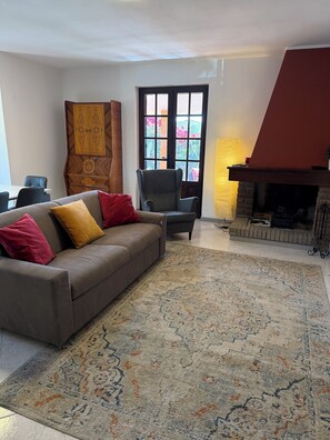 Smart TV y chimenea