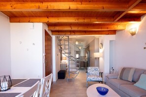 Comfort appartement, balkon, uitzicht op zee | Woonruimte | Flatscreentelevisie