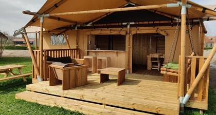 Tente de glamping en bordure de forĂȘt