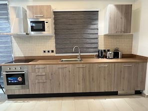 Estúdio standard | Cozinha privada | Frigobar, micro-ondas, cooktop, talheres/pratos/utensílios de cozinha