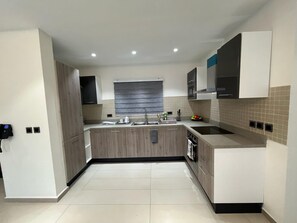 Suíte estúdio standard | Cozinha privada | Frigobar, micro-ondas, cooktop, talheres/pratos/utensílios de cozinha