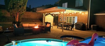 Entire 4 LG Queen BED with large Pool, patio, BBQ, Firepit good for Summer!!