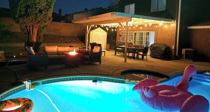 Entire 4 LG Queen BED with large Pool, patio, BBQ, Firepit good for Summer!!