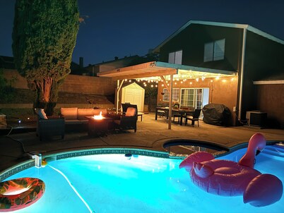 Entire 4 LG Queen BED with large Pool, patio, BBQ, Firepit good for Summer!!