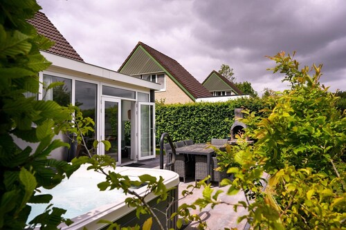 Haus mit Sauna, Outdoor-Spa und Tretboot