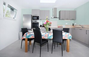 Kühlschrank, Ofen, Geschirrspüler, Wasserkocher mit Kaffee-/Teezubehör