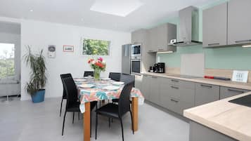 Réfrigérateur, four, lave-vaisselle, cafetiÚre/bouilloire