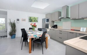 Réfrigérateur, four, lave-vaisselle, cafetière/bouilloire