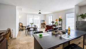 Un vaste espace de vie comprenant une table à manger, des chaises et un comptoir de cuisine.