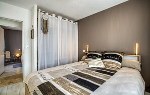 3 bedrooms, iron/ironing board, travel cot, free WiFi